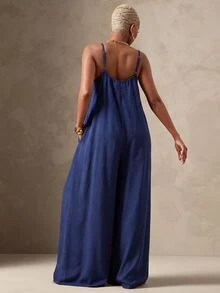 Vixey Jumpsuit longgar dengan motif geometris, leher V, tali cami yang dapat disesuaikan, dan potongan kaki ultra lebar. - Navy Blue - View 2