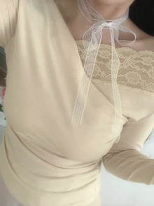 DAZY 設計感交叉V領蕾絲針織上衣女款，修身收腰內搭底層，露肩內搭上衣，適合春秋季 - 杏色 - 查看 5