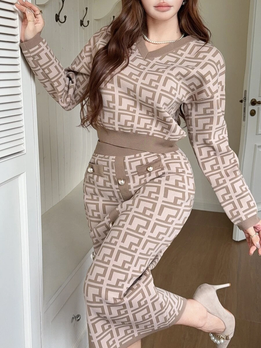 Modelyn طقم كنزة بأكمام طويلة مطبوعة بنقوش هندسية وتنورة ميدي مزينة بأزرار للمقاسات الكبيرة - متعدد الألوان - مشاهدة 1