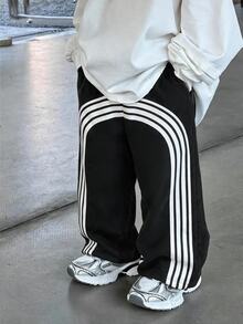 SHEIN 1件男孩運動休閒學院風百搭時尚簡約實用軟舒適直筒長褲，附裝飾抽繩與腰帶，適合日常穿著、學校出遊、運動，春夏秋冬四季皆宜 - 黑色 - 查看 3