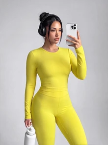 SHEIN Velisys Set Pakaian Olahraga Slayform Wanita Ukuran Plus Warna Polos dengan Atasan Crop dan Legging Belakang Terbuka - Kuning - View 3