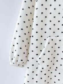SHEIN Tween女孩秋冬休閒保暖內裡加厚雙面珊瑚絨黑白波點印花寬鬆連帽長版套頭睡袍居家服 - 黑與白 - 查看 5