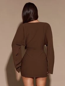 SHEIN BAE 秋冬純色性感深V領露背女款長袖修身抓皺針織迷你洋裝 - 棕色 - 查看 2