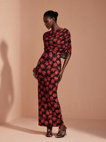 JIAN LASALA Gaun Capelet Lengan Panjang Motif Bunga Hitam dan Merah dengan Detail Kerut untuk Liburan yang Elegan - Merah dan hitam - View 3