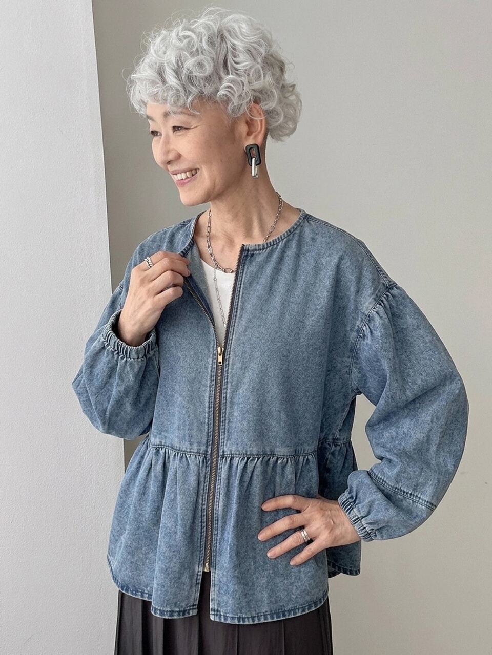 Middle-Aged Women's Round Neck Drop Shoulder Long Sleeve Zipper Front Ruffle Hem Casual Denim Jacket
