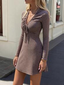 SHEIN PariChic فستان قصير عصري بطراز ريترو باللون البني والأبيض بنقشة مربعات، بياقة V عميقة مع رباط وتجاعيد أمامية، أكمام طويلة وتنورة A-خط، فستان قصير كاجوال مرن، مناسب للمواعدة والعطلات والارتداء اليومي، مثالي للنساء العصريات - متعدد الألوان - مشاهدة 4