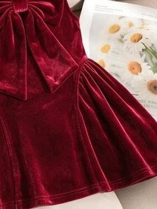 SHEIN 女嬰 1件夏季 BialaSuknia 海灘週末生日套裝 新款圓領無袖背心上衣 波點印花 後背V領設計 3D可拆式大蝴蝶結 大下擺側抽褶 極簡百搭海灘風 - 紅色 - 查看 4