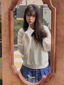 DAZY 女款純色寬鬆V領長袖金屬Logo休閒街頭度假風春秋針織毛衣 - 杏色 - 查看 4