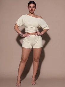 SHEIN BAE 休閒紋理布料大尺碼女款不對稱肩上衣與短褲兩件套 - 杏色 - 查看 4