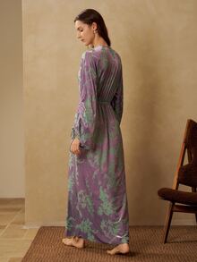 MOTF PREMIUM GAUN TIDUR LONGGAR WANITA BERBAHAN BELUDRU MOTIF BUNGA, LEHER V, TALI SERUT, DAN LENGAN LEBAR BERKERUT - Purple - View 3