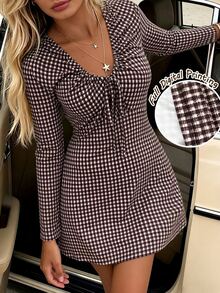 SHEIN PariChic فستان قصير عصري بطراز ريترو باللون البني والأبيض بنقشة مربعات، بياقة V عميقة مع رباط وتجاعيد أمامية، أكمام طويلة وتنورة A-خط، فستان قصير كاجوال مرن، مناسب للمواعدة والعطلات والارتداء اليومي، مثالي للنساء العصريات - متعدد الألوان - مشاهدة 1