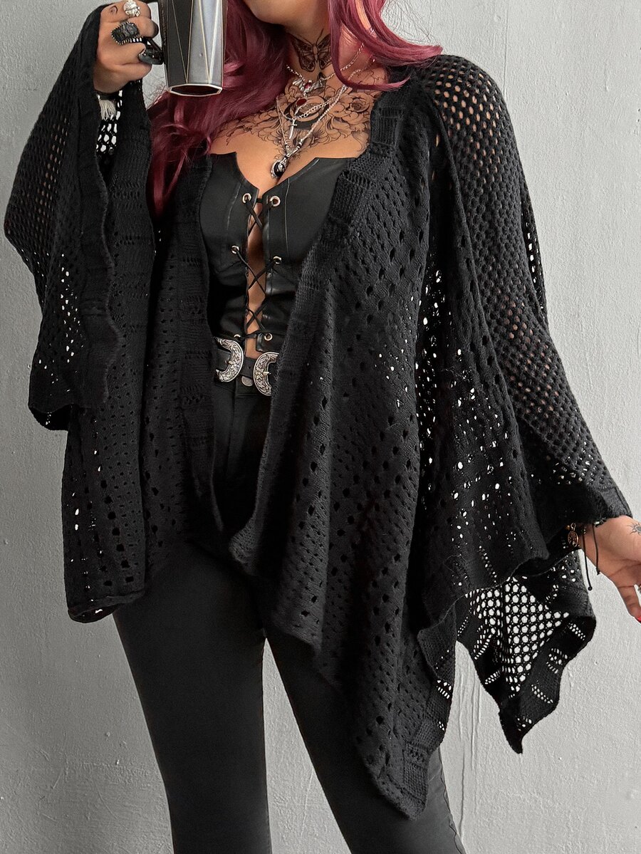 Whyspr Damkofta i plus size, mörk, med urringning, utskurna detaljer och fladdermusärmar, höst - Svart - Visa 1