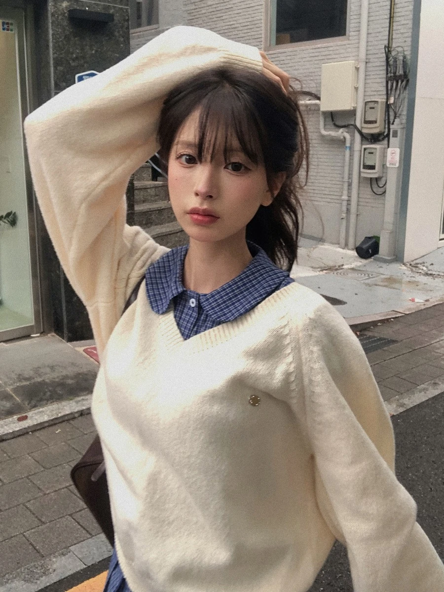 DAZY 女款純色寬鬆V領長袖金屬Logo休閒街頭度假風春秋針織毛衣 - 杏色 - 查看 1