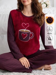 SHEIN طقم بيجامة كاجوال نسائي من قطعتين: توب بأكمام طويلة مضلع مع لوحة من الفرو المخملي وتطريز كوب قهوة على شكل قلب، وبنطال مطابق - الأحمر - مشاهدة 6
