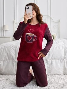SHEIN طقم بيجامة كاجوال نسائي من قطعتين: توب بأكمام طويلة مضلع مع لوحة من الفرو المخملي وتطريز كوب قهوة على شكل قلب، وبنطال مطابق - الأحمر - مشاهدة 4