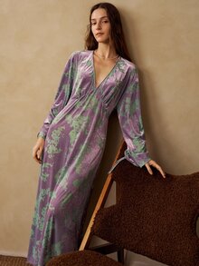 MOTF PREMIUM GAUN TIDUR LONGGAR WANITA BERBAHAN BELUDRU MOTIF BUNGA, LEHER V, TALI SERUT, DAN LENGAN LEBAR BERKERUT - Purple - View 6