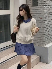 DAZY 女款純色寬鬆V領長袖金屬Logo休閒街頭度假風春秋針織毛衣 - 杏色 - 查看 8