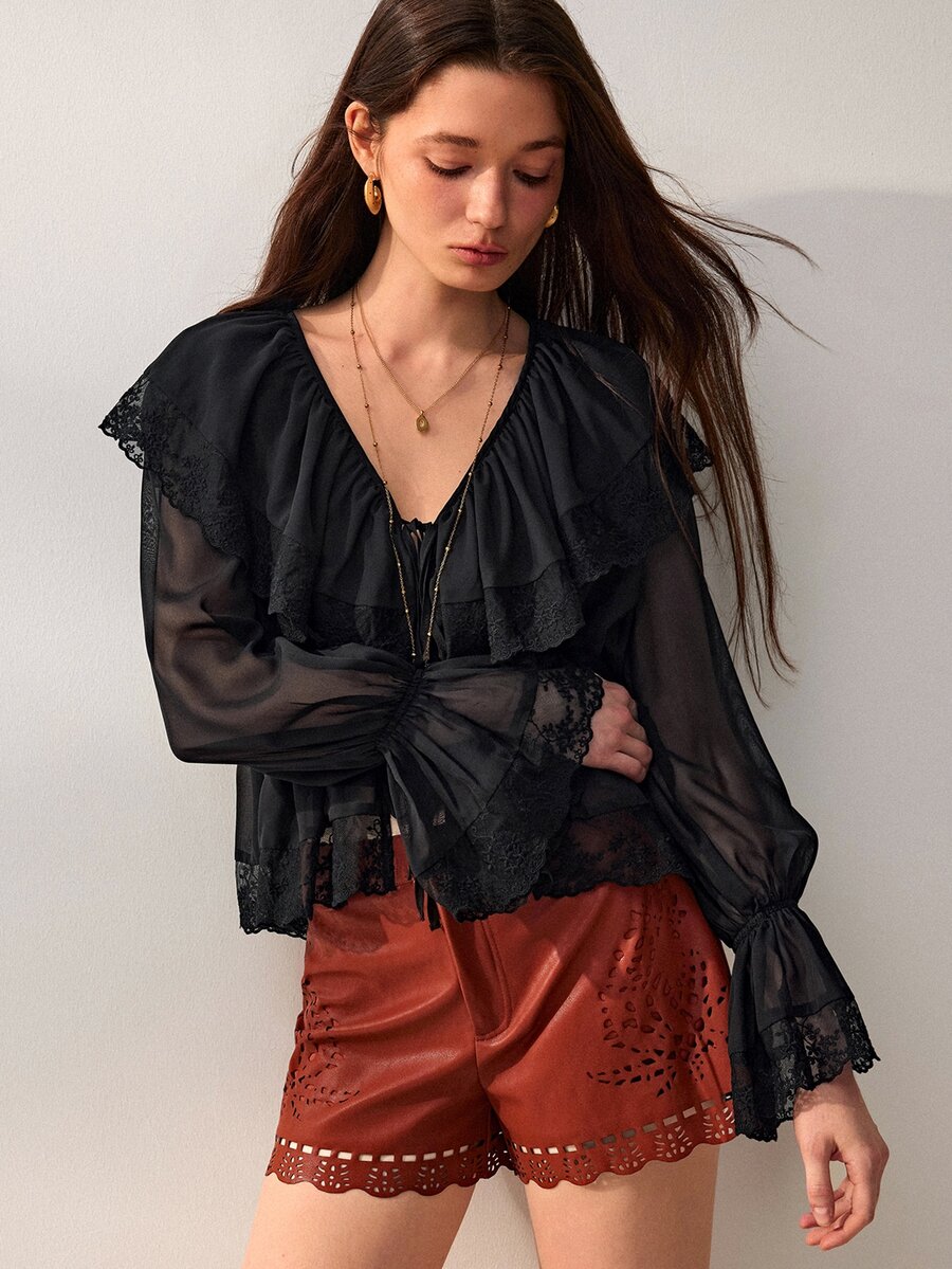 Willow Rêve 女款黑色寬鬆襯衫,透視花卉蕾絲拼接,荷葉領,前領繫帶與燈籠袖設計,夏季西式浪漫風,適合派對穿著 - 黑色 - 查看 1