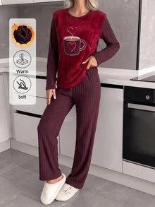 SHEIN طقم بيجامة كاجوال نسائي من قطعتين: توب بأكمام طويلة مضلع مع لوحة من الفرو المخملي وتطريز كوب قهوة على شكل قلب، وبنطال مطابق - الأحمر - مشاهدة 7