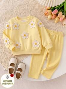 SHEIN Playful Pals 2件組女嬰春夏秋季淡黃色甜美可愛 Daddy's Girl 3D鉤針花圓領長袖上衣＋直條紋修身長褲套裝 - 黃色 - 查看 1