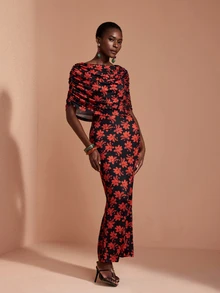 JIAN LASALA Gaun Capelet Lengan Panjang Motif Bunga Hitam dan Merah dengan Detail Kerut untuk Liburan yang Elegan - Merah dan hitam - View 4