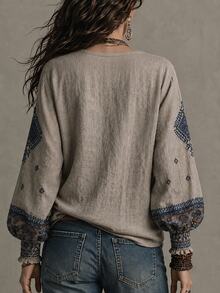 Glimmora Kemeja Kasual Lengan Panjang Leher V dengan Motif Geometris untuk Wanita - MultiWarna - View 2