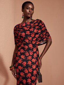 JIAN LASALA Gaun Capelet Lengan Panjang Motif Bunga Hitam dan Merah dengan Detail Kerut untuk Liburan yang Elegan - Merah dan hitam - View 5