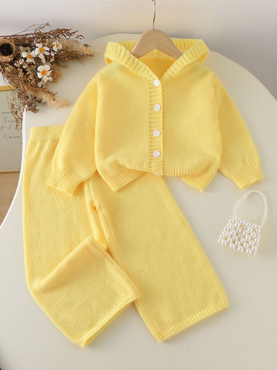 SHEIN Sparklyn 2件組少女毛衣套裝，柔軟保暖奶油黃百搭V領連帽單排扣開襟衫搭配同款直筒毛衣長褲，甜美可愛風，適中厚度，整齊下擺，貼身袖口，親膚柔軟，亮色系，適合日常休閒穿著、上學、旅行、聚會等場合，秋冬必備 - 黃色 - 查看 1