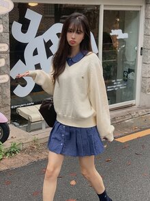 DAZY 女款純色寬鬆V領長袖金屬Logo休閒街頭度假風春秋針織毛衣 - 杏色 - 查看 6