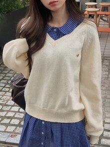 DAZY 女款純色寬鬆V領長袖金屬Logo休閒街頭度假風春秋針織毛衣 - 杏色 - 查看 7