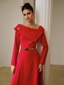 ZEYLAH Gaun Pesta Elegan dengan Leher Asimetris dan Dekorasi Logam - Fiery Red - View 3