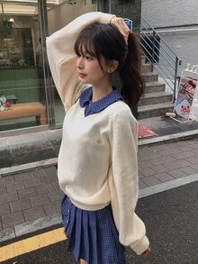 DAZY 女款純色寬鬆V領長袖金屬Logo休閒街頭度假風春秋針織毛衣 - 杏色 - 查看 3