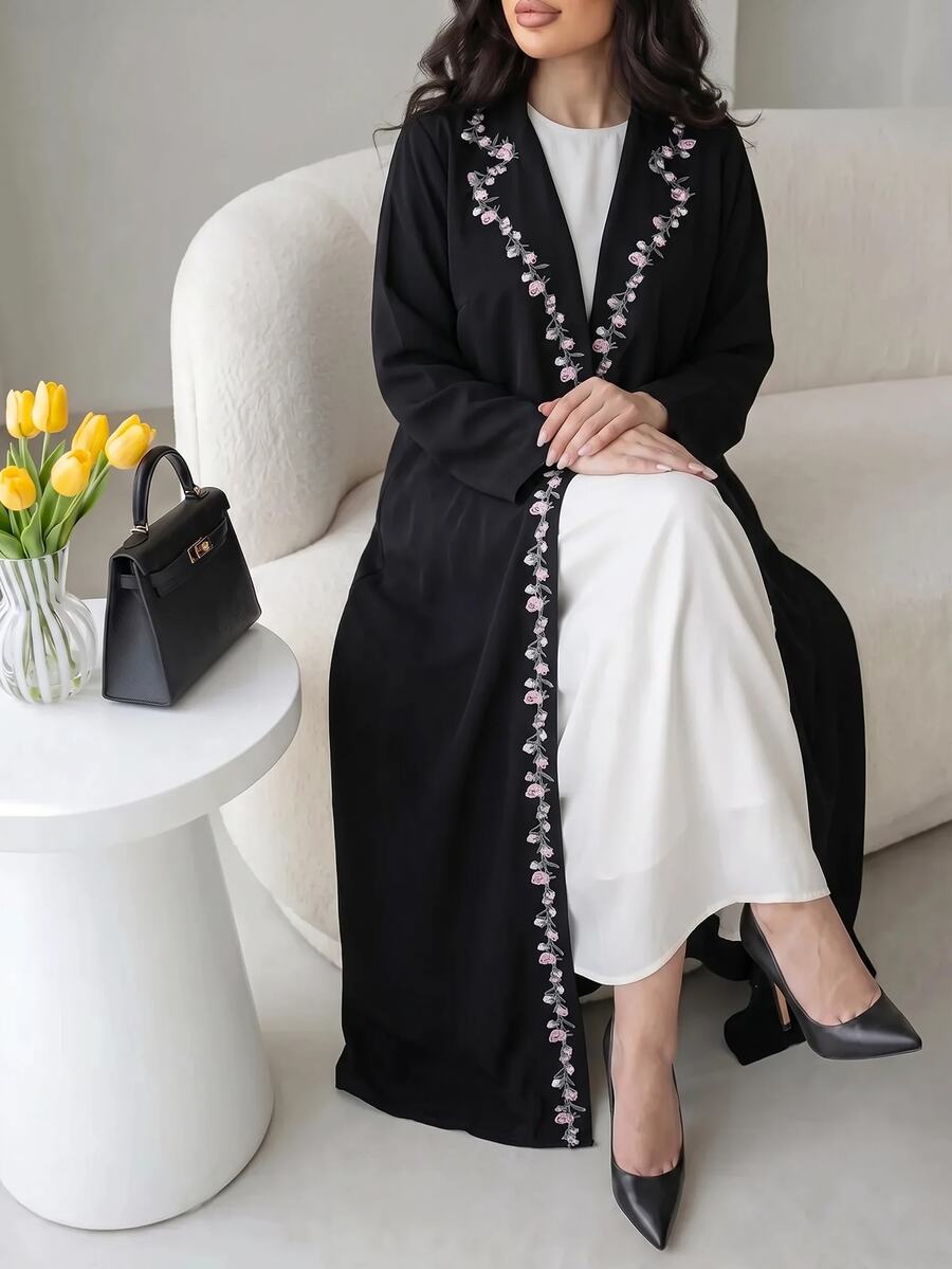 Al Najma عباية نسائية مقاس كبير مطرزة بالزهور مع حافة مطرزة وياقة طية وأكمام طويلة - الأسود - مشاهدة 1