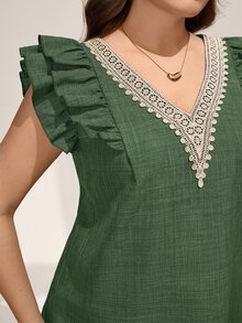 Comfylo 大尺碼女款對比色蕾絲V領荷葉袖時尚襯衫 - 軍綠色 - 查看 4