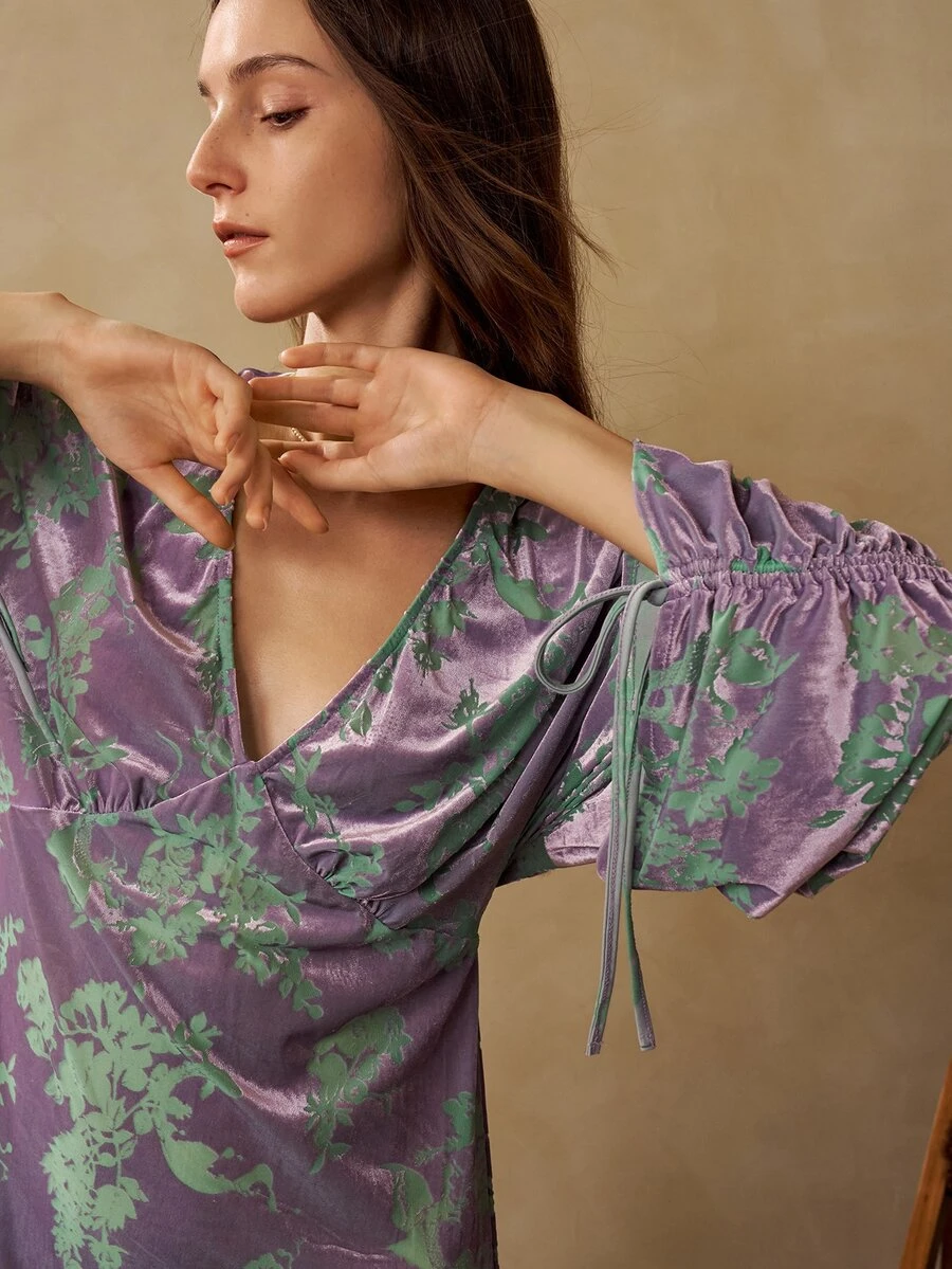 MOTF PREMIUM GAUN TIDUR LONGGAR WANITA BERBAHAN BELUDRU MOTIF BUNGA, LEHER V, TALI SERUT, DAN LENGAN LEBAR BERKERUT - Purple - View 1