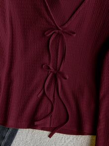 SHEIN 青少年女孩休閒純色寬鬆繫帶喇叭袖上衣，適合度假、返校、教師日常穿著與外出，「老錢風」度假長袖上衣（酒紅色/度假風/秋季風），繫帶上衣、酒紅色上衣、酒紅色襯衫、V領上衣、長袖襯衫 - 酒紅色 - 查看 2