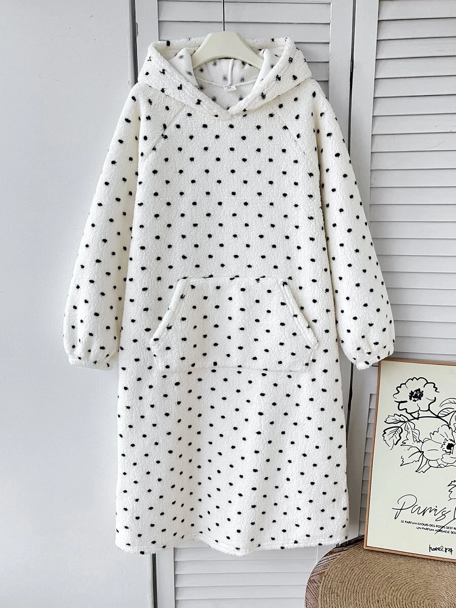 SHEIN Tween女孩秋冬休閒保暖內裡加厚雙面珊瑚絨黑白波點印花寬鬆連帽長版套頭睡袍居家服 - 黑與白 - 查看 1