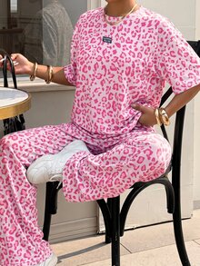 SHEIN EZwear 豹紋大尺碼女款字母圖案牛仔T恤與長褲休閒兩件套 - 淺粉色 - 查看 1
