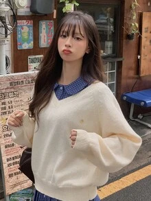 DAZY 女款純色寬鬆V領長袖金屬Logo休閒街頭度假風春秋針織毛衣 - 杏色 - 查看 5