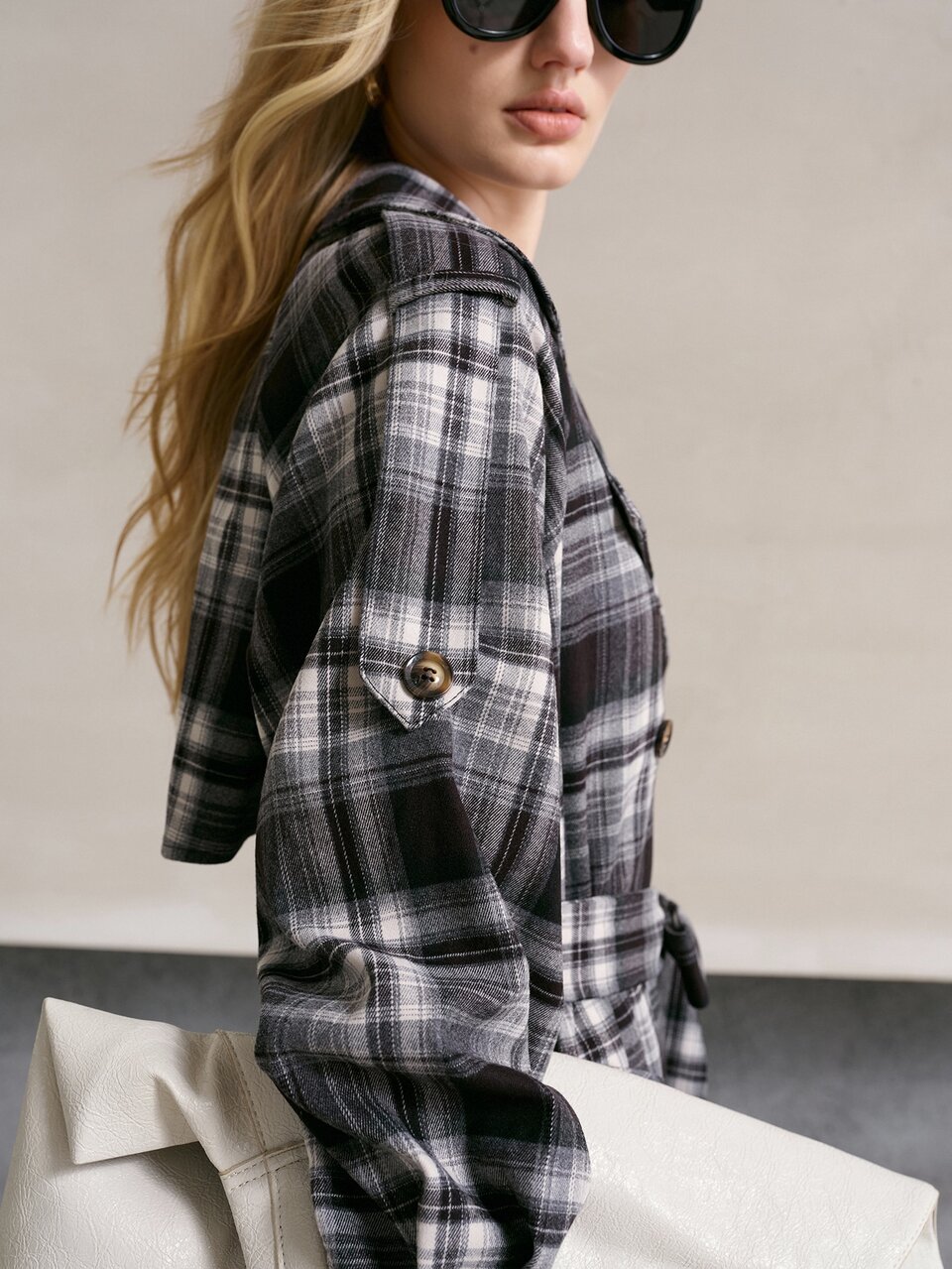 MOTF WOMEN'S LONG VINTAGE CASUAL COMMUTE STREETWEAR PLAID FABRIC LAPEL DOUBLE-BREASTED CINCHED WAIST TIE BLACK & WHITE CHECK TRENCH COAT, AUTUMN/WINTER