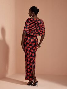 JIAN LASALA Gaun Capelet Lengan Panjang Motif Bunga Hitam dan Merah dengan Detail Kerut untuk Liburan yang Elegan - Merah dan hitam - View 2