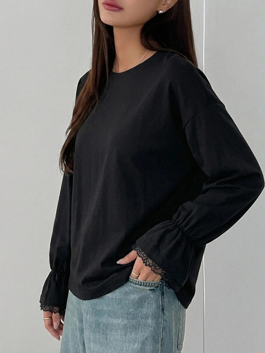DAZY 女款夏季圓領短袖蕾絲拼接套頭休閒極簡風T恤 - 黑色 - 查看 1