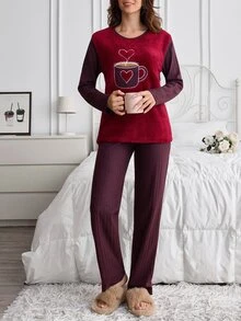 SHEIN طقم بيجامة كاجوال نسائي من قطعتين: توب بأكمام طويلة مضلع مع لوحة من الفرو المخملي وتطريز كوب قهوة على شكل قلب، وبنطال مطابق - الأحمر - مشاهدة 3