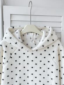 SHEIN Tween女孩秋冬休閒保暖內裡加厚雙面珊瑚絨黑白波點印花寬鬆連帽長版套頭睡袍居家服 - 黑與白 - 查看 4