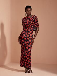 JIAN LASALA Gaun Capelet Lengan Panjang Motif Bunga Hitam dan Merah dengan Detail Kerut untuk Liburan yang Elegan - Merah dan hitam - View 1