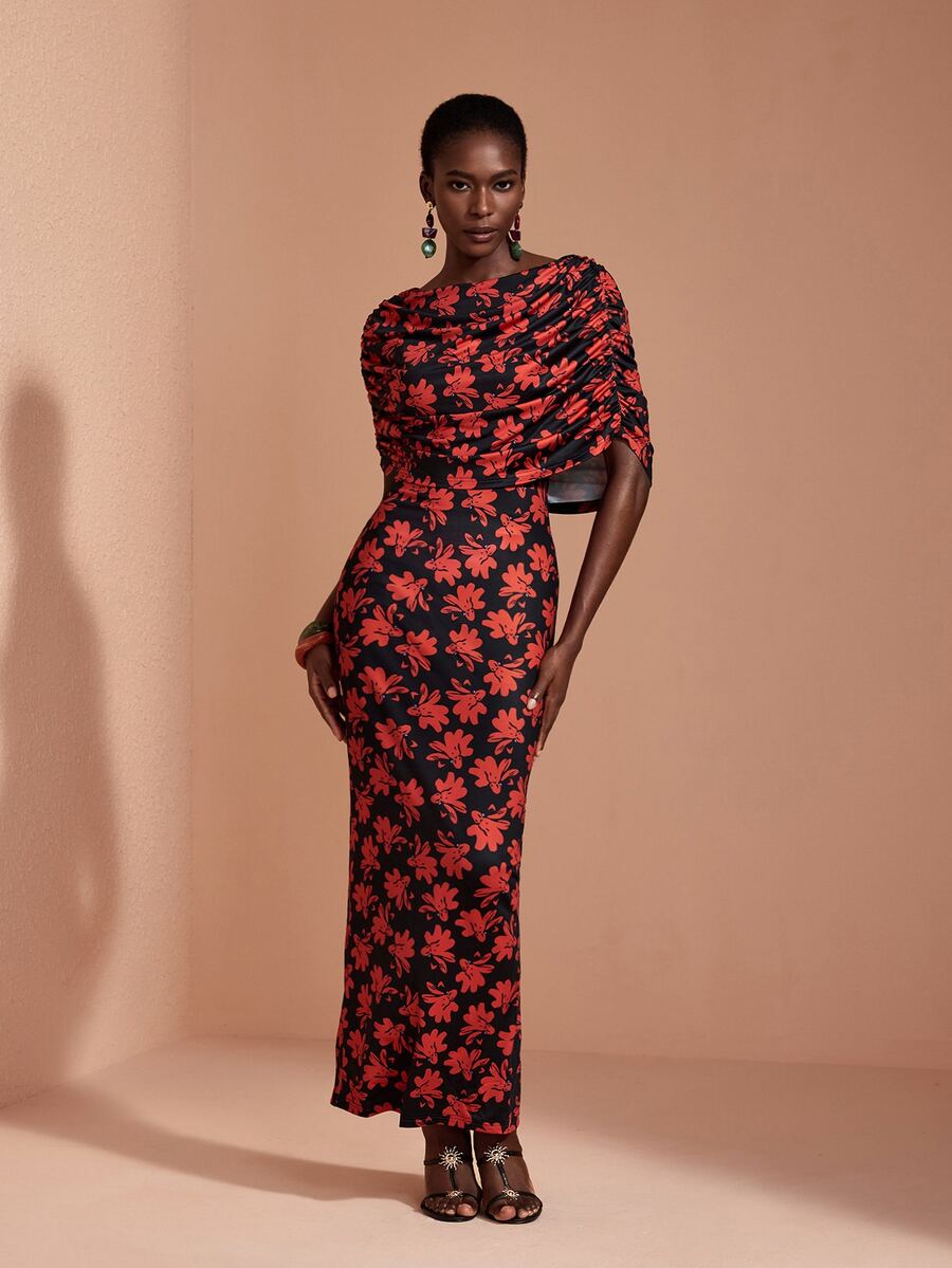JIAN LASALA Gaun Capelet Lengan Panjang Motif Bunga Hitam dan Merah dengan Detail Kerut untuk Liburan yang Elegan - Merah dan hitam - View 1