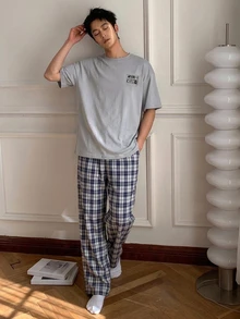 DAZY 男士灰色短袖字母印花T恤與格紋長版鬆緊腰長褲居家休閒套裝 - 彩色 - 查看 4