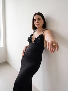 CAJUNI 大尺碼女款 3D 蝴蝶裝飾休閒日常細肩帶洋裝 - 黑色 - 查看 3
