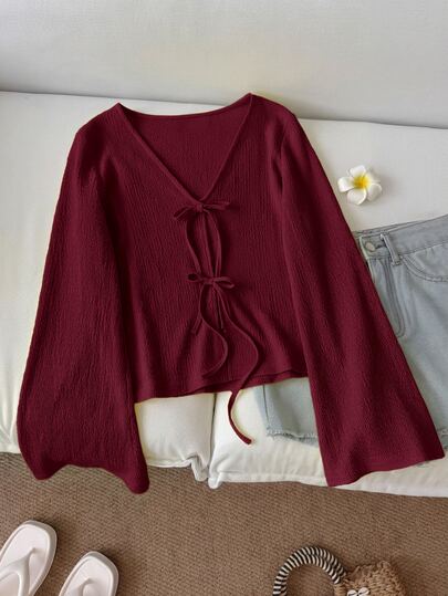SHEIN ملابس علوية كاجوال بلون موحد فضفاضة مع أكمام جرس مربوطة للفتيات المراهقات - مناسبة للعطلات والعودة إلى المدرسة والارتداء اليومي للمعلمات والخروجات؛ ملابس علوية طويلة الأكمام بأسلوب "المال القديم" للعطلات (بورغندي/أسلوب العطلات/أسلوب الخريف)؛ ملابس علوية مربوطة، ملابس علوية بورغندي، ملابس علوية بورغندي، ملابس علوية بياقة V، ملابس علوية طويل الأكمام.