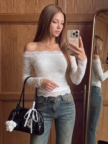 Sweetina Atasan Wanita Model Off-Shoulder dengan Bahan Velvet-Feel Lace, Pita Warna Kontras, dan Dapat Dibalik, Pas Badan - Putih - View 3